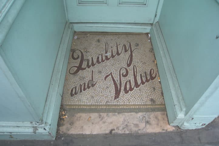 Foto van vloer met tekst 'Kwaliteit en waarde'