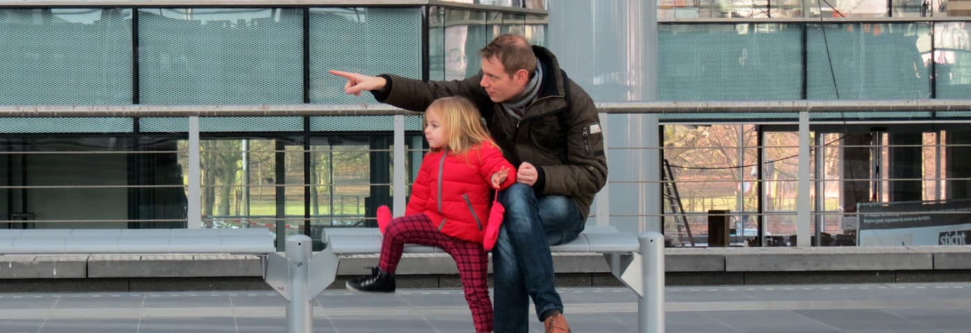 Vader met kind op bank.