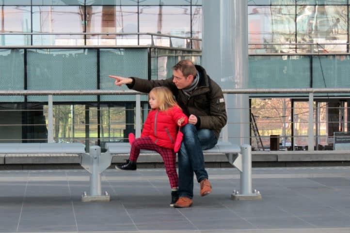 Vader met kind op bank.