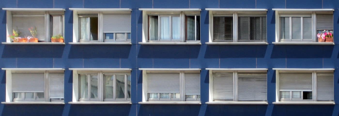 Appartementsgebouw. Housing First