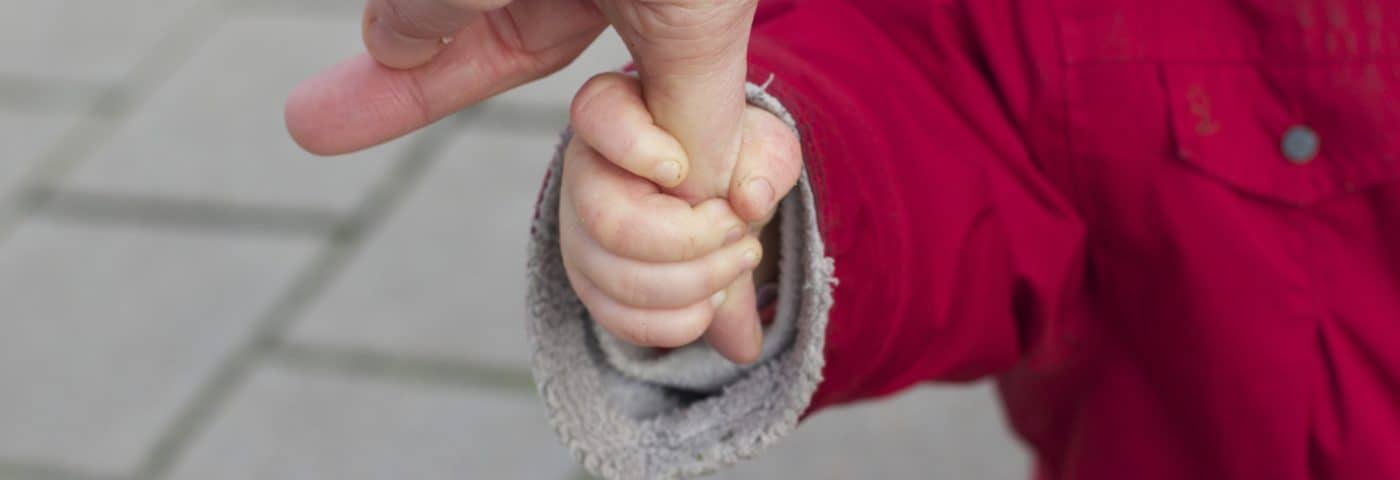 Kind geeft hand aan ouder