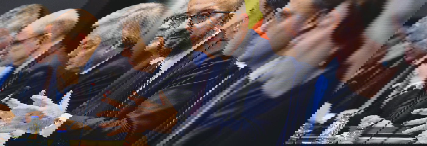 Dikke Freddy feliciteert onze regeringen