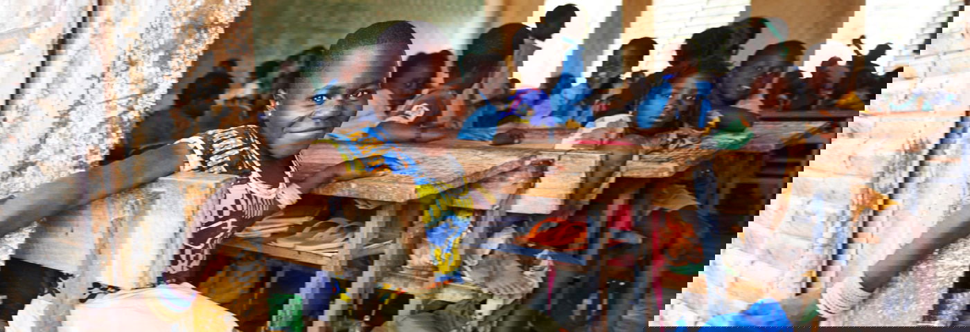 Assana uit Burkina Faso gaat naar de lokale school