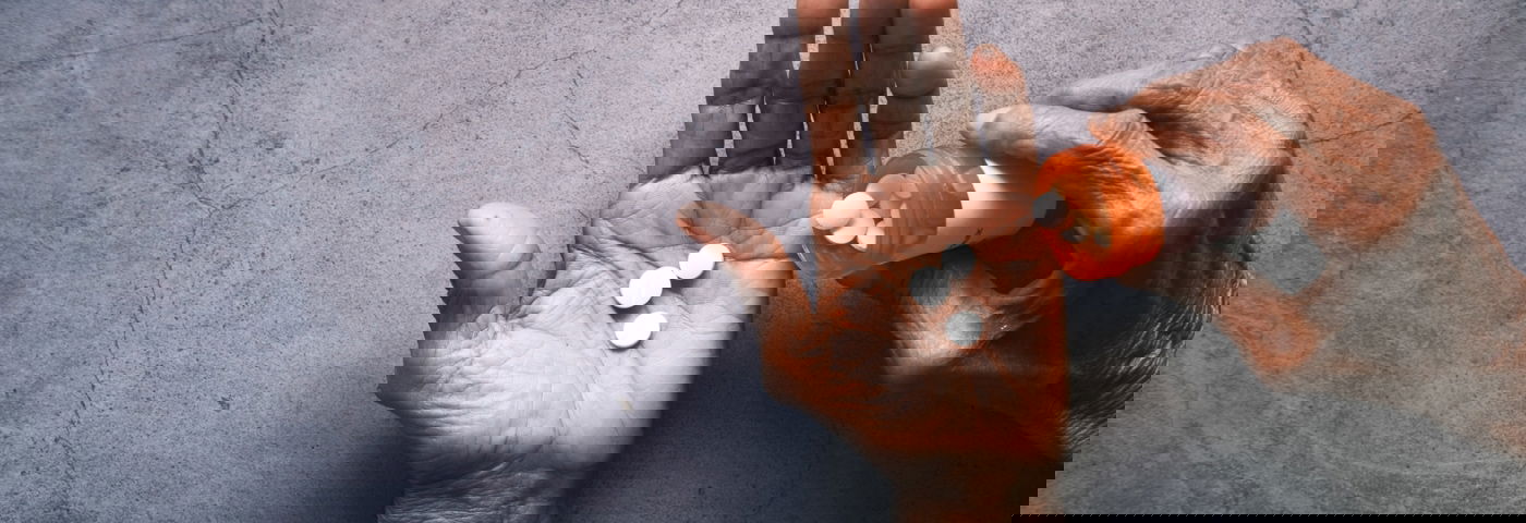 Handen die medicatie vasthouden