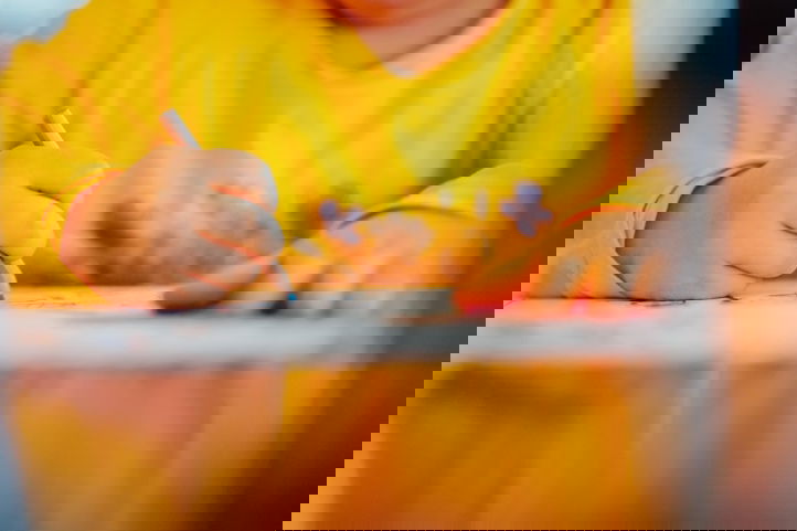 Kind tekent met kleurpotlood