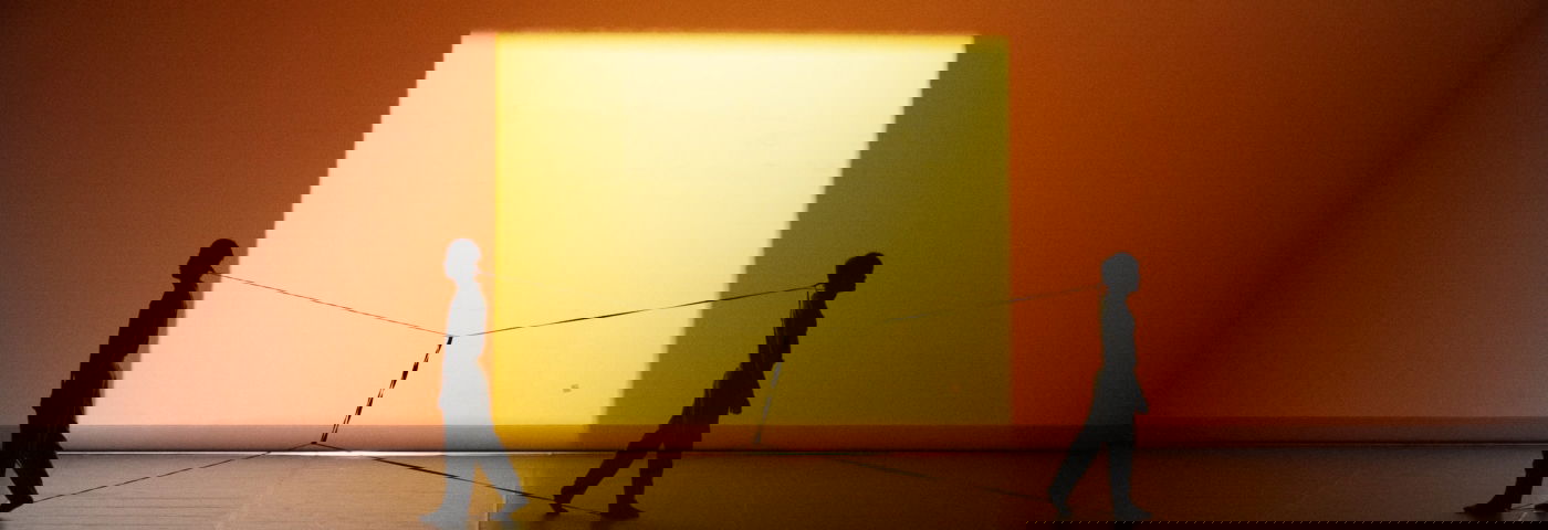 twee personen lopen draaien van elkaar weg maar blijven verbonden door draden