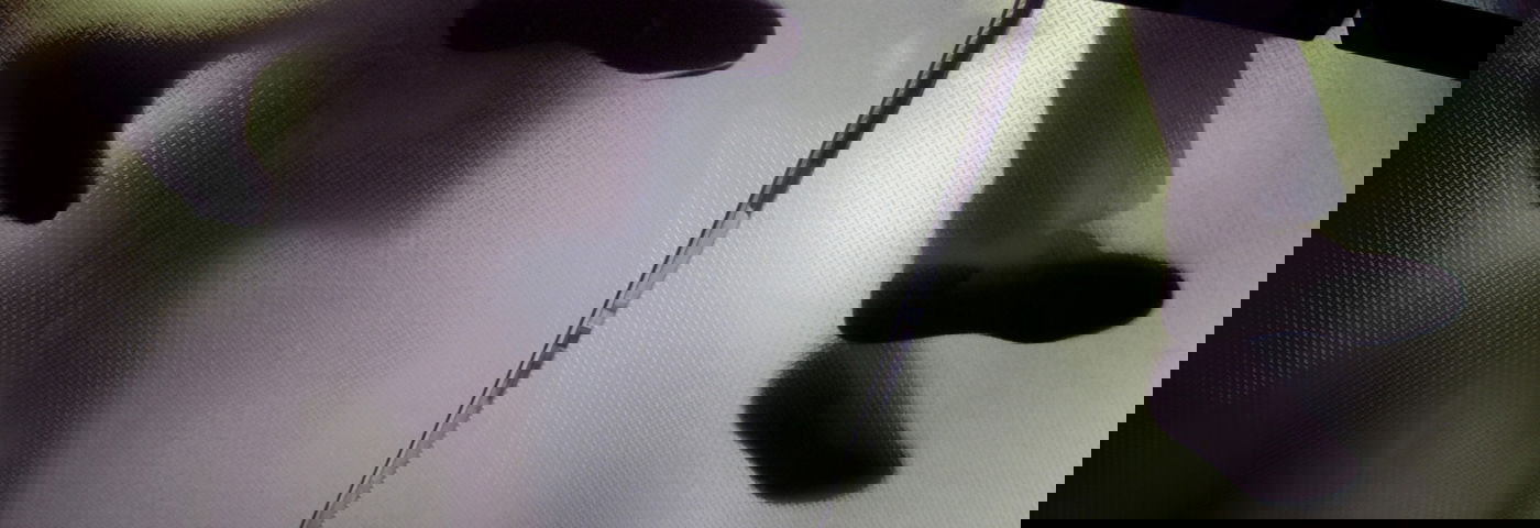 Mensen staan op een glazen vloer