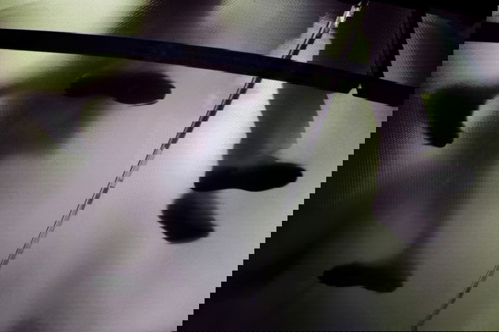 Mensen staan op een glazen vloer