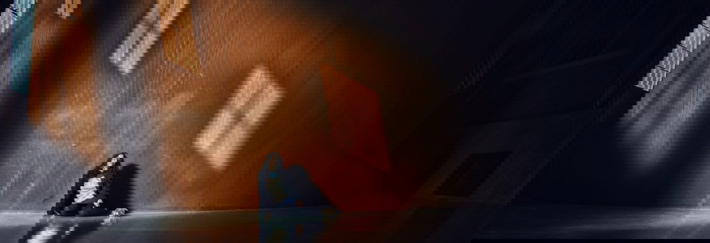 vrouw zit uitgeput op de grond