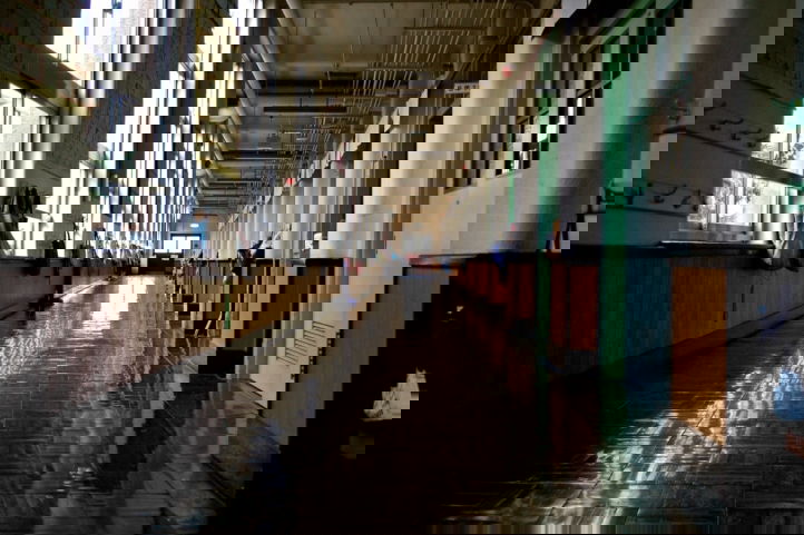 lege gang op een lagere school