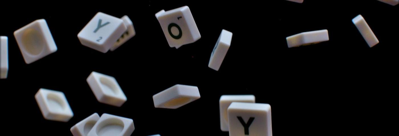 vallende scrabble tegeltjes