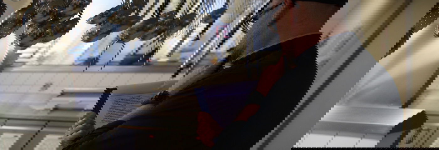 kok in ziekenhuiskeuken bekijkt planning