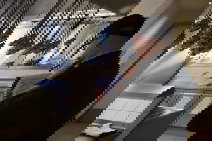 kok in ziekenhuiskeuken bekijkt planning