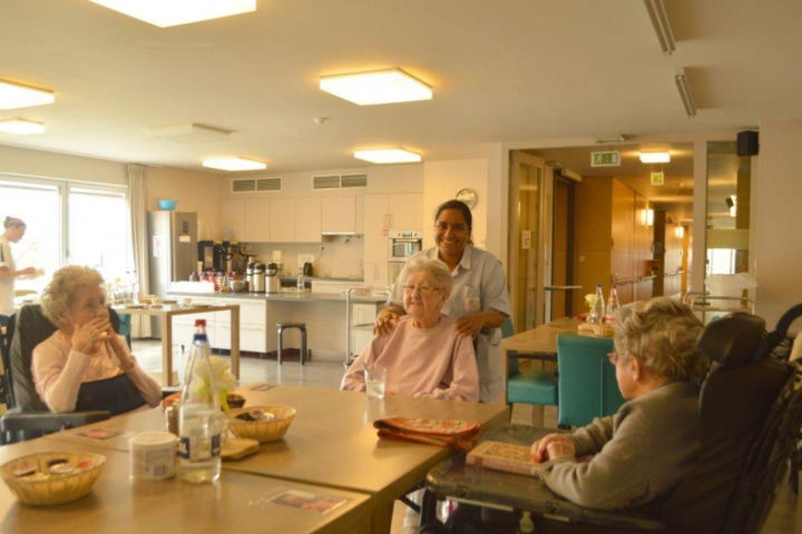 indiase verpleegkundige in vlaams woonzorgcentrum