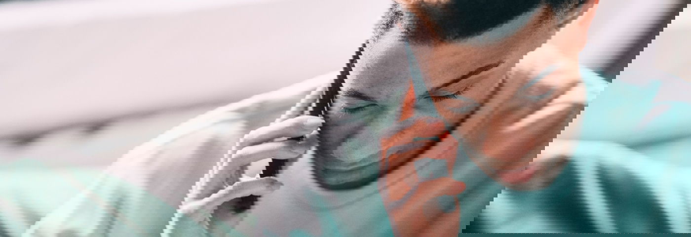 Man belt op smartphone