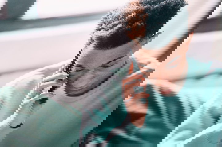 Man belt op smartphone