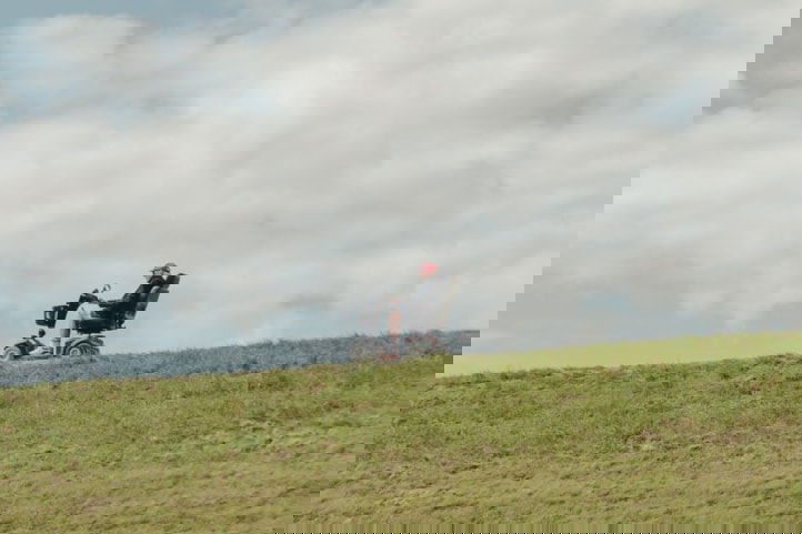 man in scootmobiel rijdt door landschap