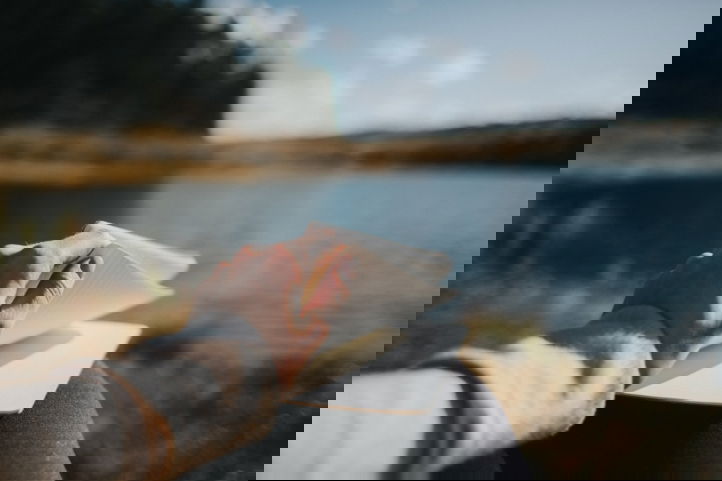 iemand bladert door een notitieboekje