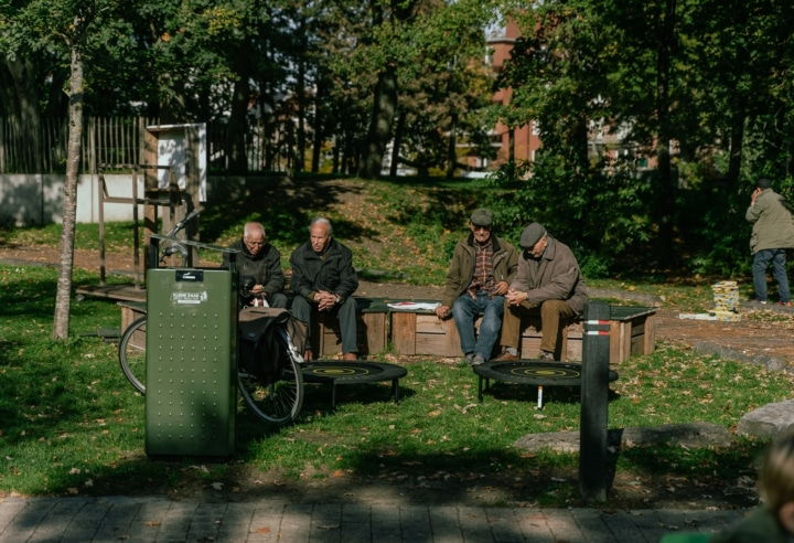 Oudere mannen zitten samen op bankje op het Seghersplein