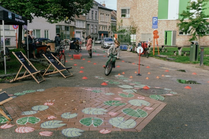 jongen fiets over grondschilderingen op het seghersplein