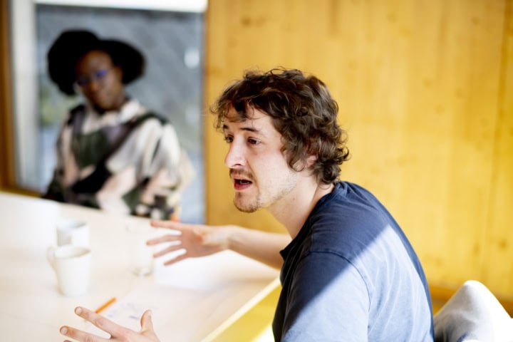 jonge sociale professional