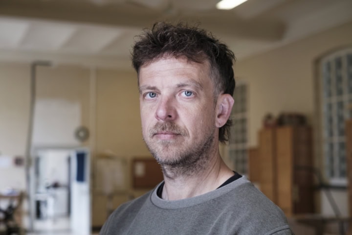 Portretfoto van filmmaker Stijn Geenen.
