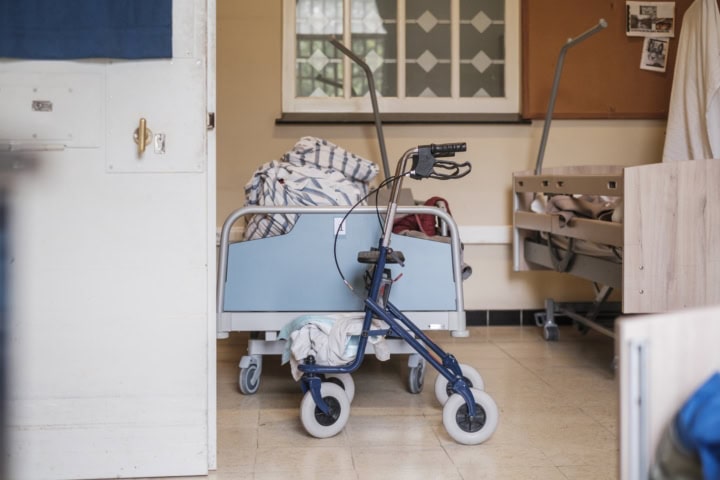 Een bed en rollator op de ouderenafdeling van de gevangenis van Merksplas.